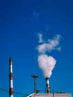 垂直拍摄烟管空气污染概念