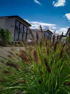 美丽的视图假期移动房屋的角度来看草