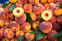 收获新鲜的美味的桃子水果农民农业产品出售市场