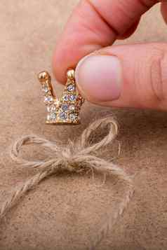 金颜色皇冠模型假的珍珠