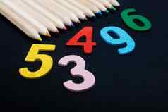色彩斑斓的铅笔数字数学学习概念