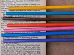 颜色铅笔页面书