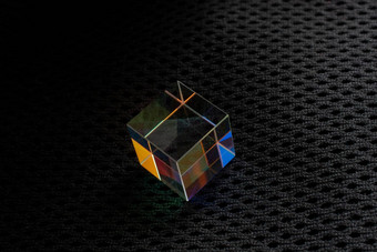色彩斑斓的明亮的玻璃棱镜多维数据集折射光生动的彩虹颜色