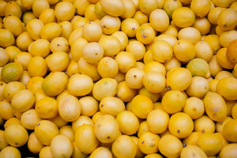 桩成熟的黄色的柠檬夏天市场出售背景