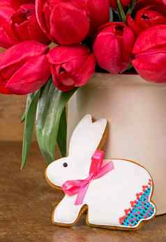 粉红色的郁金香复活节兔子饼干木背景
