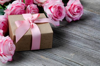 关闭礼物盒子粉红色的玫瑰背景饱经风霜的木木板母亲一天爱假期