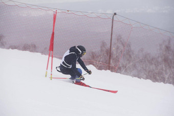 高山<strong>滑雪比赛滑雪</strong>门