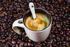 咖啡杯烤咖啡豆子红色的背景咖啡概念关闭咖啡照片