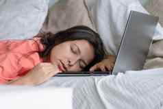 女孩下降了睡着了移动PC工作睡眠工作小时自由职业者问题