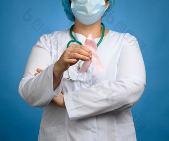 医生女人白色外套持有丝绸粉红色的丝带循环形状象征战斗乳房癌症10月