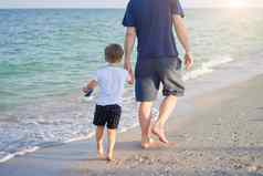 父亲儿子支出时间海假期年轻的爸爸孩子男孩走海滩