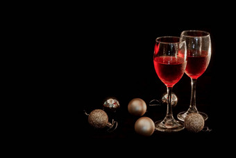 庆祝活动主题红色的酒玻璃金轮球黑色的背景