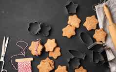 烤明星形状的姜饼饼干木滚动销金属刀具黑色的表格