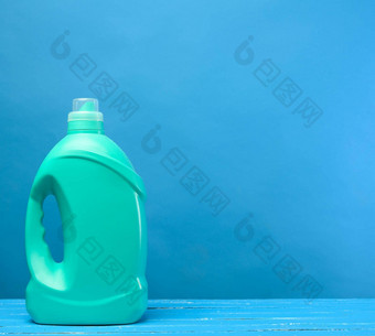 绿色塑料瓶洗涤剂蓝色的背景