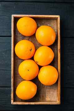 美味的西班牙语橙子新鲜收集木盒子黑色的木表格背景前视图平躺