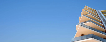 有机首页现代建筑外观酒店体系结构财产横幅横幅真正的房地产设计当代住宅建筑体系结构外观阳台玻璃混凝土清晰的蓝色的天空