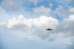 飞行飙升的无人机天空蓝色的天空白色云阳光明媚的天气把螺旋桨