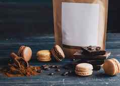 咖啡豆子纸包蛋白杏仁饼巧克力木背景