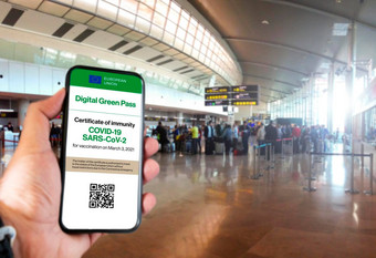 数字绿色通过欧洲联盟代码屏幕移动举行手模糊机场背景