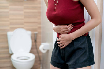 腹部疼痛女人胃痛腹泻症状月经期抽筋食物中毒健康护理概念