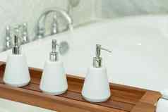 浴室身体护理产品架子上瓶淋浴过来这里洗发水细节浴室