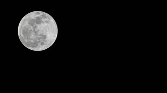 完整的月亮超级月亮堆栈黑暗晚上天空