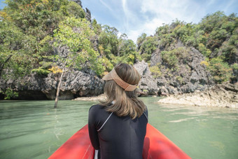 回来女人旅游女人红色的皮艇KOH在香港贪很多洞穴在香港岛Phang-nga湾泰国