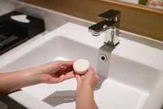 女人洗手肥皂水槽水