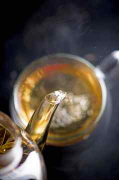 茶概念茶壶茶包围木背景茶仪式绿色茶透明的杯