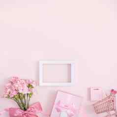 概念母亲的一天假期问候康乃馨花束粉红色的背景