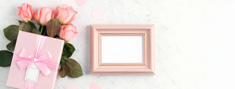 <strong>礼品盒</strong>粉红色的玫瑰母亲的一天假期问候设计概念