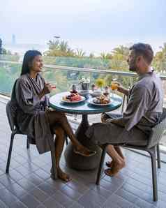 夫妇中期年龄早餐阳台泰国芭堤雅海洋但女人欧洲亚洲女人早餐公寓阳台