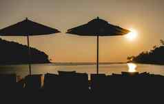 日落海洋视图太阳海橙色天空伞椅子海滩