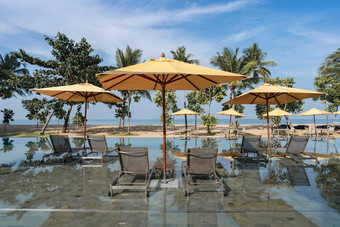 躺椅黄色的<strong>伞</strong>热带度假胜地酒店池海滩