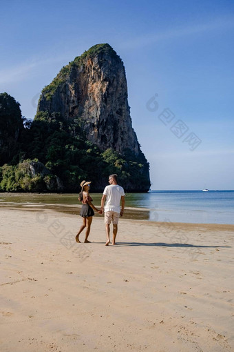 夫妇中期年龄热带海滩泰国旅游走白色热带海滩莱利海滩背景lontail船下降旅游