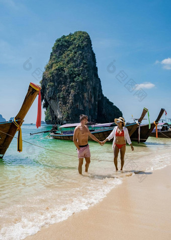 夫妇中期年龄热带海滩泰国旅游走白色热带海滩莱利海滩背景lontail船下降旅游