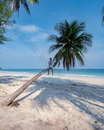 夫妇假期泰国春蓬省白色热带海滩棕榈树wua莱恩海滩春蓬区域泰国棕榈树挂海滩夫妇假期泰国