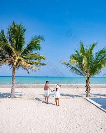 夫妇假期泰国<strong>春</strong>蓬省白色热带海滩棕榈树wua莱恩海滩<strong>春</strong>蓬区域泰国棕榈树挂海滩夫妇假期泰国