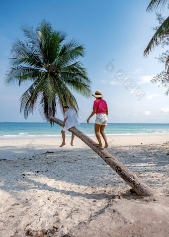 夫妇假期泰国<strong>春</strong>蓬省白色热带海滩棕榈树wua莱恩海滩<strong>春</strong>蓬区域泰国棕榈树挂海滩夫妇假期泰国