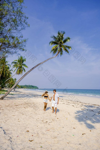 夫妇假期泰国春蓬省白色热带海滩棕榈树wua莱恩海滩春蓬区域泰国棕榈树挂海滩夫妇假期泰国
