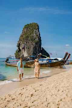 夫妇中期年龄热带海滩泰国旅游走白色热带海滩莱利海滩背景lontail船下降旅游