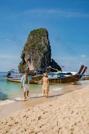 夫妇中期年龄热带海滩泰国旅游走白色热带海滩莱利海滩背景lontail船下降旅游