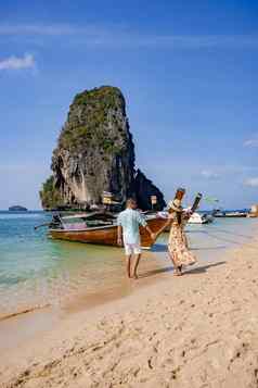 夫妇中期年龄热带海滩泰国旅游走白色热带海滩莱利海滩背景lontail船下降旅游