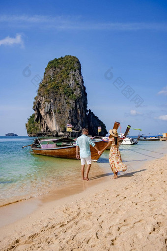 夫妇中期年龄热带海滩泰国<strong>旅游</strong>走白色热带海滩莱利海滩背景lontail船下降<strong>旅游</strong>