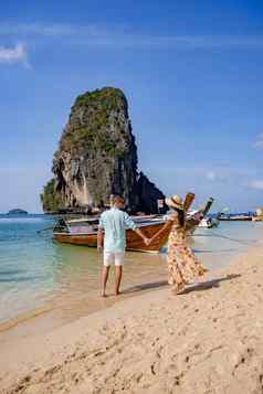 夫妇中期年龄热带海滩泰国旅游走白色热带海滩莱利海滩背景lontail船下降旅游