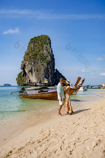 夫妇中期年龄热带海滩泰国旅游走白色热带海滩莱利海滩背景lontail船下降旅游