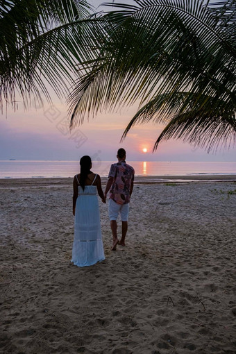 日出海滩棕榈树春蓬泰国夫妇看日落海滩泰国
