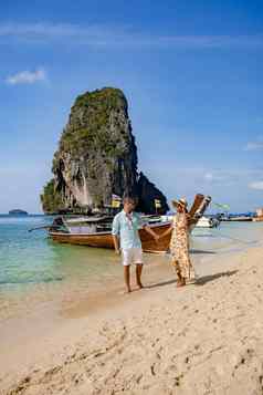 夫妇中期年龄热带海滩泰国旅游走白色热带海滩莱利海滩背景lontail船下降旅游