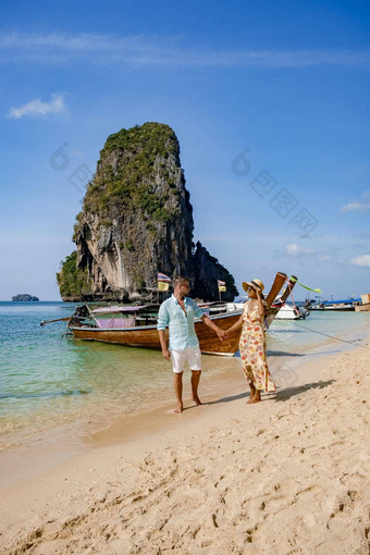 夫妇中期年龄热带海滩<strong>泰国旅游</strong>走白色热带海滩莱利海滩背景lontail船下降<strong>旅游</strong>