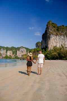 夫妇中期年龄热带海滩泰国旅游走白色热带海滩莱利海滩背景lontail船下降旅游